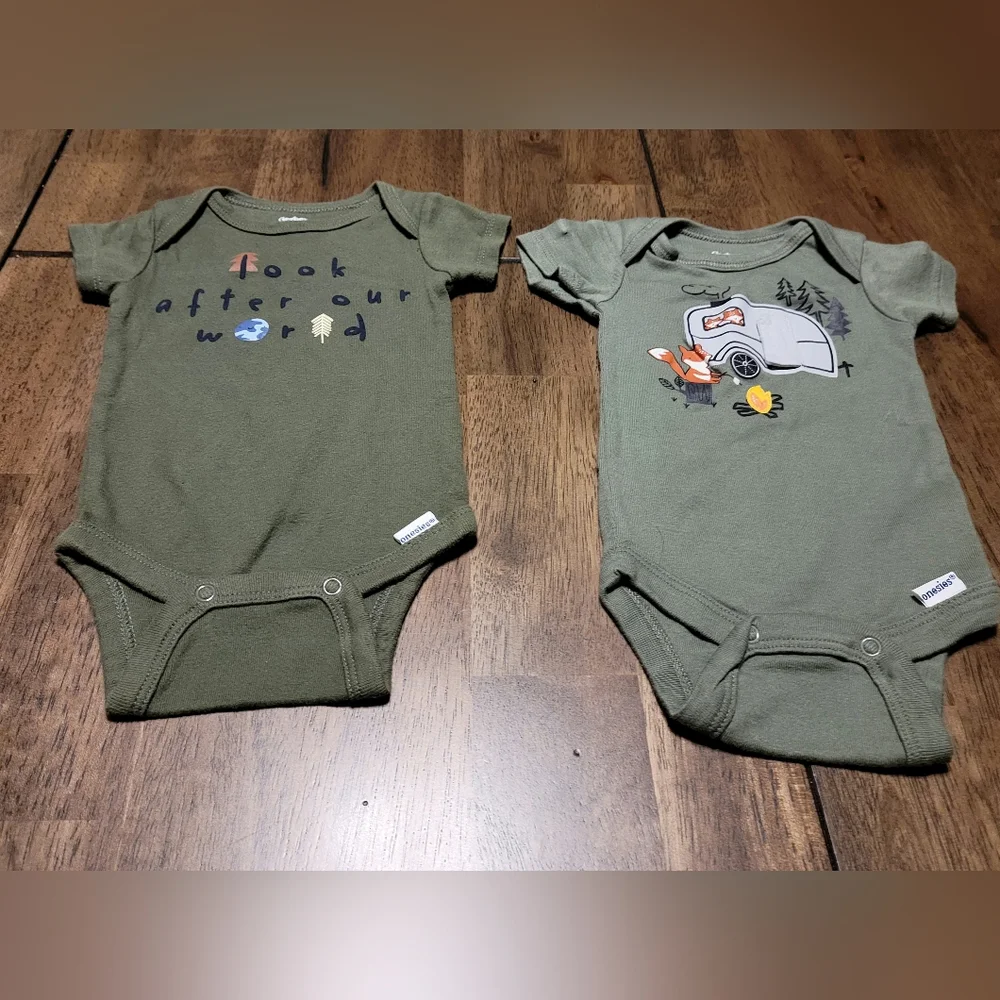 Two short‎ sleeves green Gerber 0 to 3 month onesies